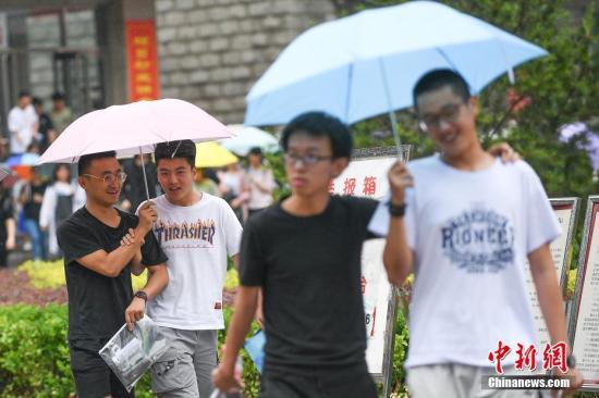 资料图：6月8日，山西太原，考生打伞走出考场。当日，全国部分地区2018年高考结束。 中新社记者 武俊杰 摄