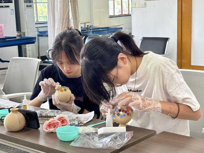 拼出花样——东园社区开展马赛克花瓶创意工坊活动