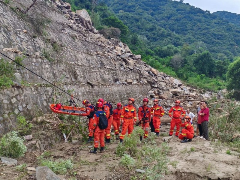 暴雨围困密云深山五日 消防员搭“生命索道”背抬扛运救出13人
