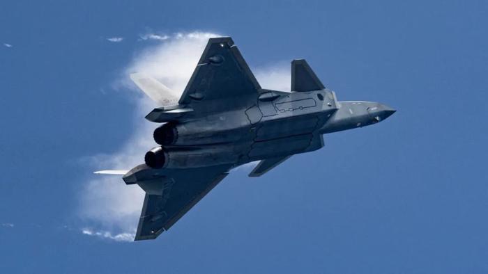 2024年11月12日，中国空军歼-20战机在珠海航展上进行飞行表演。新华社发（徐阳 摄）