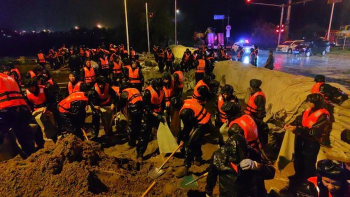 2025年7月，武警北京总队千余名官兵在密云区宁村新桥构筑堤坝。新华社发（苏鹏 摄）