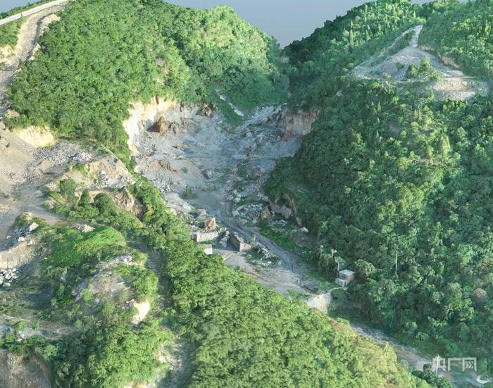 小关镇旅游公路沿线历史遗留废弃矿山生态修复前景象（央广网发 巩义市自然资源和规划局供图）