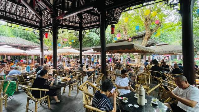 国庆耍成都丨公园里的盖碗茶和“龙门阵”少不了